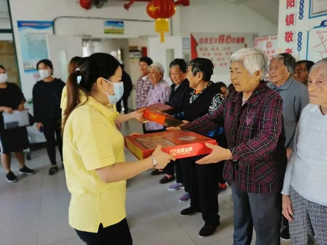 重庆海通大药房关爱老人 传递温暖回馈社会